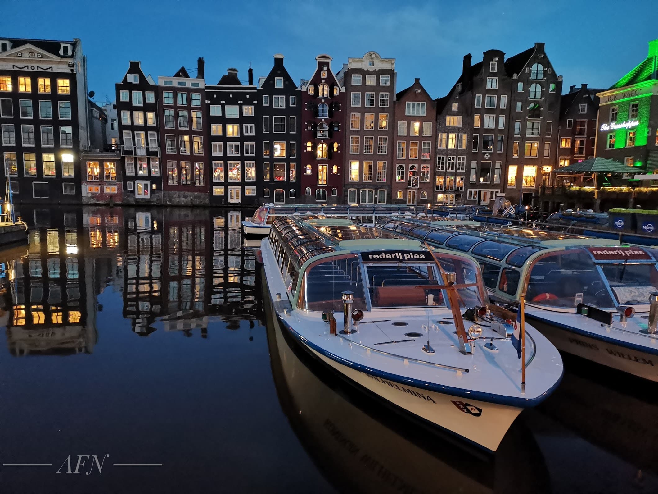 Amsterdamse grachtenpanden bij zonsopkomst